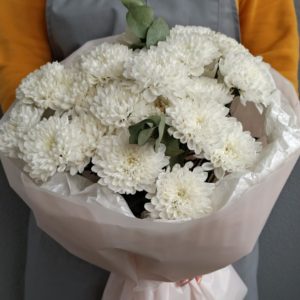 Букет из 5 белых хризантем