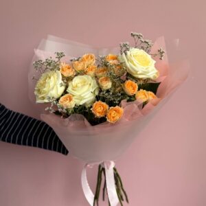 Нежный букет из кустовых роз и роз «Канделайт»