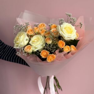 Нежный букет из кустовых роз и роз «Канделайт»