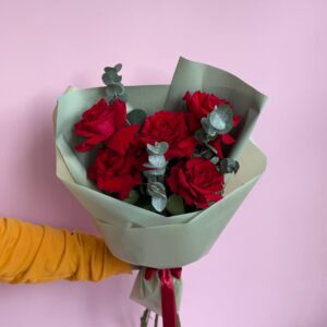 Букет с французскими розами и эвкалиптом