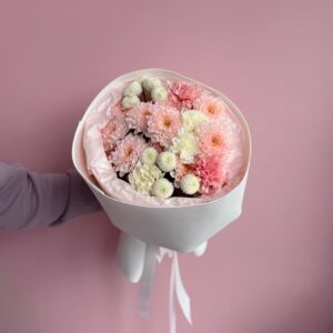Букет из хризантемы и диантусов